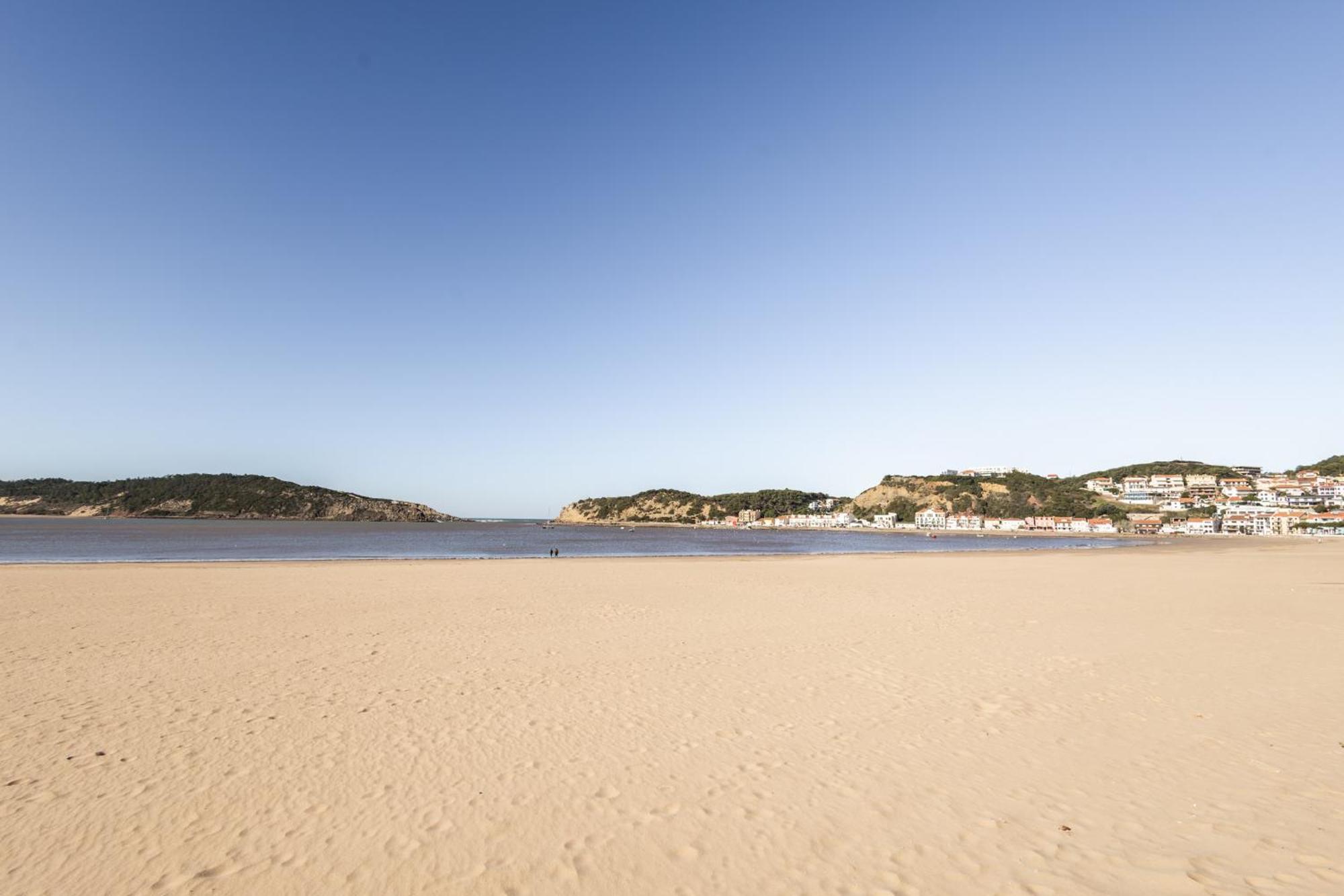 Infante 1 - A Poucos Metros Da Baia Apartment Sao Martinho do Porto Luaran gambar